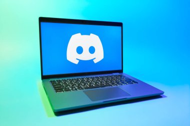 Prag, Çek Cumhuriyeti - 08 01 2025: Tek tip arka planda bir dizüstü bilgisayar Discord logosunu gösterir. Discord ses, video ve metin iletişimi için bir platformdur..