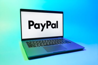 Prag, Çek Cumhuriyeti - 08 01 2025: Tek tip arka planda bir dizüstü bilgisayar PayPal logosunu gösterir. PayPal çevrimiçi ödemeler ve para transferleri için bir platformdur.