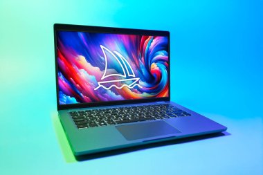 Prag, Çek Cumhuriyeti - 08 01 2025: Üniforma arka planda bir dizüstü bilgisayar Midtrip logosunu gösterir. Midtrip yapay zeka ürünü resimler ve sanat için bir platformdur..