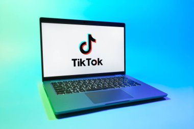 Prag, Çek Cumhuriyeti - 08 01 2025: Tek tip arkaplanda bir dizüstü bilgisayar TikTok logosunu gösteriyor. TikTok kısa, yaratıcı ve viral video platformu.