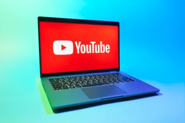 Prag, Çek Cumhuriyeti - 08 01 2025: Üniforma arka planda bir dizüstü bilgisayar Youtube logosunu gösterir. Youtube dünya çapında videoları izlemek ve paylaşmak için bir platform.
