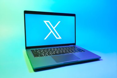 Prag, Çek Cumhuriyeti - 08 01 2025: Tek tip arka planda bir dizüstü bilgisayar X logosunu gösterir. X, kısa gönderileri ve güncellemeleri paylaşmak için bir platformdur.