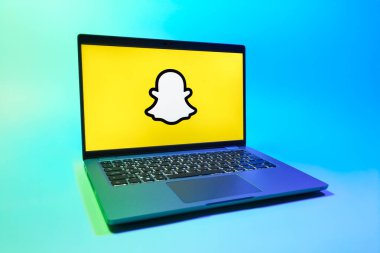 Prag, Çek Cumhuriyeti - 08 01 2025: Tek tip arkaplanda bir dizüstü bilgisayar Snapchat logosunu gösterir. Snapchat fotoğraf, video ve geçici mesajlar göndermek için bir uygulamadır.