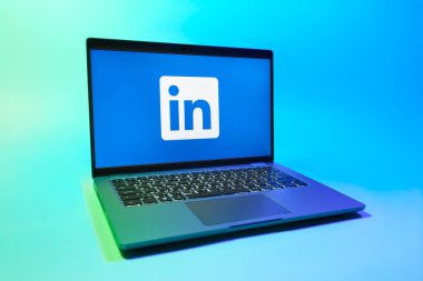 Prag, Çek Cumhuriyeti - 08 01 2025: Tek bir arkaplanda LinkedIn logosunu gösteren bir dizüstü bilgisayar. LinkedIn, insanları ve şirketleri birbirine bağlayan profesyonel bir ağ..