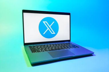 Prag, Çek Cumhuriyeti - 08 01 2025: Tek tip arka planda bir dizüstü bilgisayar X logosunu gösterir. X, kısa gönderileri ve güncellemeleri paylaşmak için bir platformdur.