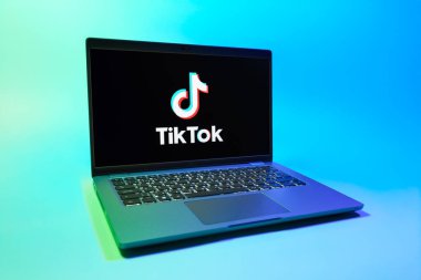 Prag, Çek Cumhuriyeti - 08 01 2025: Tek tip arkaplanda bir dizüstü bilgisayar TikTok logosunu gösteriyor. TikTok kısa, yaratıcı ve viral video platformu.
