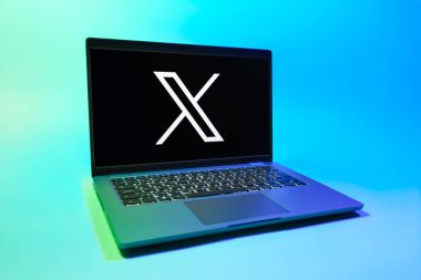 Prag, Çek Cumhuriyeti - 08 01 2025: Tek tip arka planda bir dizüstü bilgisayar X logosunu gösterir. X, kısa gönderileri ve güncellemeleri paylaşmak için bir platformdur.