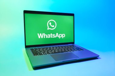 Prag, Çek Cumhuriyeti - 08 01 2025: Uniforma arka planda bir dizüstü bilgisayar WhatsApp logosunu gösterir. WhatsApp mesaj, çağrı ve medya göndermek için bir uygulamadır.