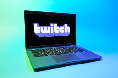 Prag, Çek Cumhuriyeti - 08 01 01 2025: Tek tip arkaplanda bir dizüstü bilgisayar Twitch logosunu gösteriyor. Twitch canlı yayın oyunları ve içeriği için bir platformdur.