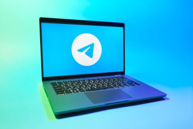 Prag, Çek Cumhuriyeti - 08 01 2025: Tek tip arkaplanda bir dizüstü bilgisayar Telegram logosunu gösterir. Telgraf hızlı ve güvenli iletiler için bir uygulamadır.
