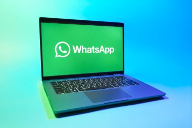 Prag, Çek Cumhuriyeti - 08 01 2025: Uniforma arka planda bir dizüstü bilgisayar WhatsApp logosunu gösterir. WhatsApp mesaj, çağrı ve medya göndermek için bir uygulamadır.