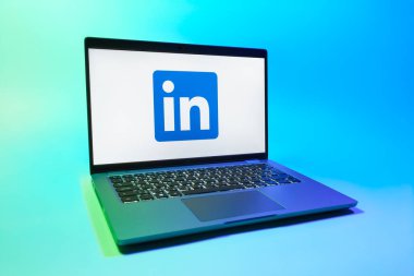Prag, Çek Cumhuriyeti - 08 01 2025: Tek bir arkaplanda LinkedIn logosunu gösteren bir dizüstü bilgisayar. LinkedIn, insanları ve şirketleri birbirine bağlayan profesyonel bir ağ..