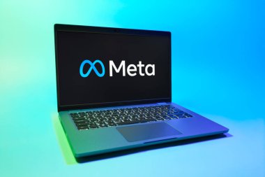 Prag, Çek Cumhuriyeti - 08 01 2025: Tek tip arkaplanda bir dizüstü bilgisayar Meta logosunu gösterir. Meta, Facebook ve Instagram gibi sosyal platformlar sunan bir şirket..