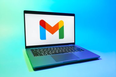 Prag, Çek Cumhuriyeti - 08 01 2025: Tek tip arkaplanda bir dizüstü bilgisayar Google Gmail logosunu gösterir. Google Gmail, mesaj göndermek ve almak için kullanılan bir e-posta servisidir..