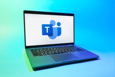 Prag, Çek Cumhuriyeti - 08 01 2025: Ekip logosunu gösteren bir dizüstü bilgisayar. Takımlar takım işbirliği, toplantılar ve iletişim için bir platformdur..