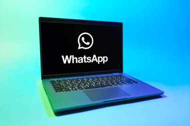 Prag, Çek Cumhuriyeti - 08 01 2025: Uniforma arka planda bir dizüstü bilgisayar WhatsApp logosunu gösterir. WhatsApp mesaj, çağrı ve medya göndermek için bir uygulamadır.