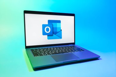 Prag, Çek Cumhuriyeti - 08 01 2025: Tek tip arkaplanda bir dizüstü bilgisayar Outlook logosunu gösterir. Outlook iletileri göndermek ve yönetmek için bir e- posta platformudur.