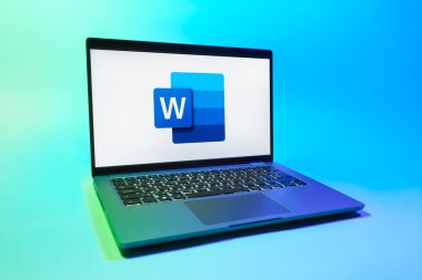 Prag, Çek Cumhuriyeti - 08 01 2025: Uniforma arka planda bir dizüstü bilgisayar Word logosunu gösterir. Word belge yaratmak ve düzenlemek için bir yazılımdır..