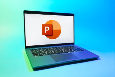 Prag, Çek Cumhuriyeti - 08 01 2025: Tek bir arkaplanda bir dizüstü bilgisayar Powerpoint logosunu gösterir. Powerpoint sunumlar ve slayt gösterileri oluşturmak için bir yazılımdır..