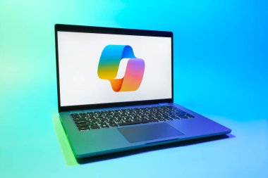 Prag, Çek Cumhuriyeti - 08 01 2025: Tek tip arkaplanda bir dizüstü bilgisayar Copilot logosunu gösteriyor. Copilot, üretkenlik yardımı için yazılıma entegre edilmiş bir yapay zeka asistanıdır..