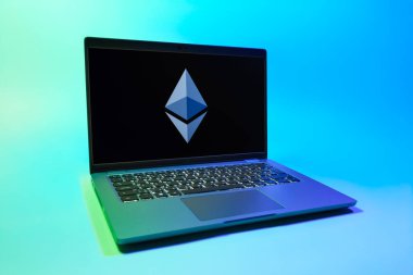 Prag, Çek Cumhuriyeti - 08 01 2025: Ethereum logosunu gösteren bir dizüstü bilgisayar. Ethereum merkezi olmayan uygulamalar ve kripto için bir engelleme platformudur..