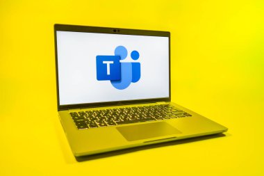 Prag, Çek Cumhuriyeti - 08 01 2025: Ekip logosunu gösteren bir dizüstü bilgisayar. Takımlar takım işbirliği, toplantılar ve iletişim için bir platformdur..