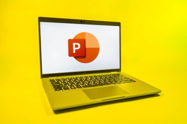 Prag, Çek Cumhuriyeti - 08 01 2025: Tek bir arkaplanda bir dizüstü bilgisayar Powerpoint logosunu gösterir. Powerpoint sunumlar ve slayt gösterileri oluşturmak için bir yazılımdır..