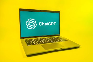 Prag, Çek Cumhuriyeti - 08 01 2025: Tek bir arkaplanda ChatGPT logosunu gösteren bir dizüstü bilgisayar. ChatGPT metin üretmek ve soruları cevaplamak için bir yapay zeka sohbet robotudur..
