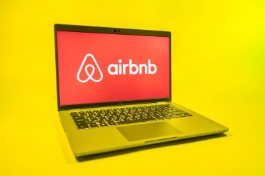 Prag, Çek Cumhuriyeti - 08 01 2025: Airbnb logosunu gösteren bir dizüstü bilgisayar. Airbnb dünya çapında kısa vadeli konaklama için bir platformdur..