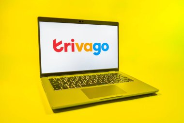 Prag, Çek Cumhuriyeti - 08 01 2025: Trivago logosunu gösteren bir dizüstü bilgisayar. Trivago otel fiyatlarını ve anlaşmaları karşılaştırmak için bir platform..
