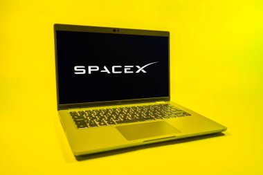 Prag, Çek Cumhuriyeti - 08 01 2025: Uniforma arka planda bir dizüstü bilgisayar SpaceX logosunu gösterir. SpaceX uzay keşfi ve roket fırlatmaları için özel bir şirkettir..