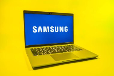 Prag, Çek Cumhuriyeti - 08 01 2025: Samsung logosunu gösteren bir dizüstü bilgisayar. Samsung elektronik ve cihaz üreten bir teknoloji şirketi..