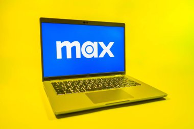 Prag, Çek Cumhuriyeti - 08 01 2025: Tek tip arkaplanda bir dizüstü bilgisayar Max logosunu gösterir. Max, filmler, TV programları ve özgün içerikler için bir yayın platformudur..