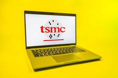 Prag, Çek Cumhuriyeti - 08 01 2025: Tek bir arkaplanda bir dizüstü bilgisayar TSMC logosunu gösterir. TSMC, teknoloji şirketleri için yarı iletken dökümhane üretim çipleri..
