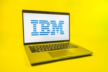 Prag, Çek Cumhuriyeti - 08 01 2025: Üniforma arka planda bir dizüstü bilgisayar IBM logosunu gösteriyor. IBM yazılım, donanım ve danışmanlık sunan bir teknoloji şirketidir..