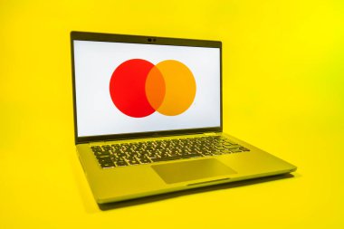 Prag, Çek Cumhuriyeti - 08 01 2025: Tek tip arkaplanda bir dizüstü bilgisayar Mastercard logosunu gösterir. Mastercard ödeme kartları ve hizmetler sağlayan bir finans şirketidir..