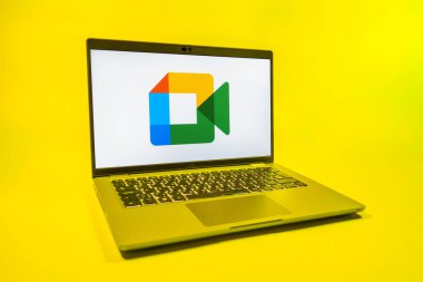 Prag, Çek Cumhuriyeti - 08 01 2025: Google Meet logosunu gösteren bir dizüstü bilgisayar. Google Meet video toplantıları ve çevrimiçi işbirliği için bir platformdur.