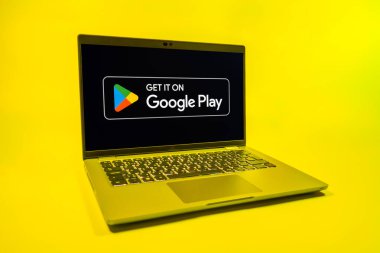 Prag, Çek Cumhuriyeti - 08 01 2025: Tek tip arka planda bir dizüstü bilgisayar Google Play logosunu gösterir. Google Play uygulamaları, oyunları ve dijital içeriği indirmek için bir platformdur.