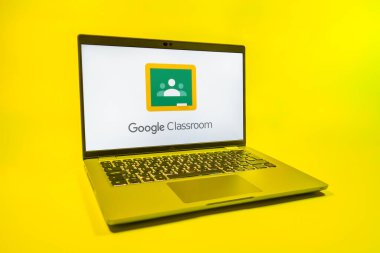 Prag, Çek Cumhuriyeti - 08 01 2025: Tek tip arkaplanda bir dizüstü bilgisayar Google Sınıfı logosunu gösterir. Google Sınıfı, sınıfları ve eğitim içeriğini yönetmek için bir platformdur.