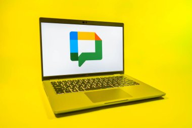 Prag, Çek Cumhuriyeti - 08 01 2025: Google Chat logosunu gösteren bir dizüstü bilgisayar. Google Chat mesajlaşma ve takım işbirliği için bir platformdur.