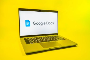 Prag, Çek Cumhuriyeti - 08 01 2025: Tek bir arka planda bir dizüstü bilgisayar Google Docs logosunu gösterir. Google Docs metin belgeleri oluşturmak ve düzenlemek için bir platformdur.