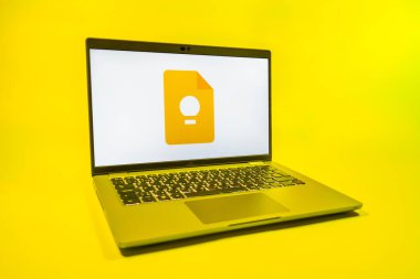 Prag, Çek Cumhuriyeti - 08 01 2025: Google Keep logosunu gösteren bir dizüstü bilgisayar. Google Keep notlar, listeler ve hatırlatıcılar için bir platformdur.