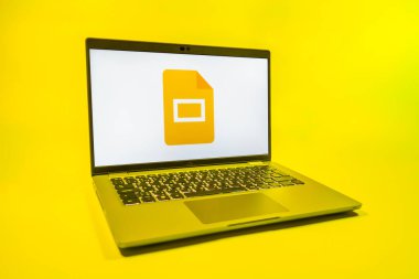 Prag, Çek Cumhuriyeti - 08 01 2025: Google Slides logosunu gösteren bir dizüstü bilgisayar. Google Slides sunumlar ve slayt gösterileri oluşturmak için bir platformdur.