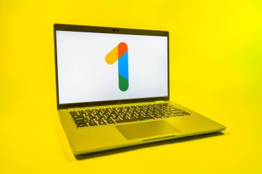 Prag, Çek Cumhuriyeti - 08 01 2025: Tek bir arkaplanda bir dizüstü bilgisayar Google One logosunu gösterir. Google 1 bulut depolama ve abonelik hizmetleri için bir platformdur.