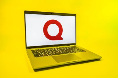 Prag, Çek Cumhuriyeti - 08 01 2025: Quora logosunu gösteren bir dizüstü bilgisayar. Quora soru sormak ve bilgi paylaşmak için bir platformdur..