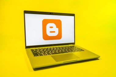 Prag, Çek Cumhuriyeti - 08 01 2025: Üniforma arka planda bir dizüstü bilgisayar Blogger logosunu gösterir. Blogger blog oluşturma ve yayınlama için bir platformdur.