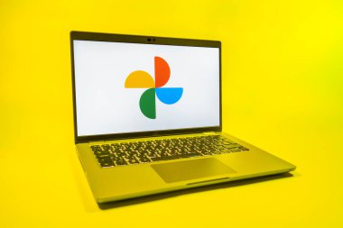 Prag, Çek Cumhuriyeti - 08 01 2025: Tek tip arkaplanda bir dizüstü bilgisayar Google Photos logosunu gösterir. Google Fotoğrafları fotoğraf ve videoları saklamak ve düzenlemek için bir platformdur.
