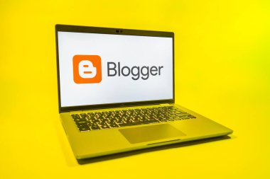 Prag, Çek Cumhuriyeti - 08 01 2025: Üniforma arka planda bir dizüstü bilgisayar Blogger logosunu gösterir. Blogger blog oluşturma ve yayınlama için bir platformdur.