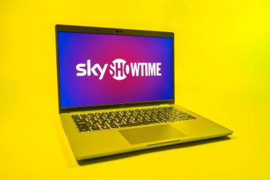 Prag, Çek Cumhuriyeti - 08 01 2025: Üniforma arka planda bir dizüstü bilgisayar SkyShowtime logosunu gösteriyor. SkyShowtime, sinema ve televizyon dizileri için bir yayın platformudur..
