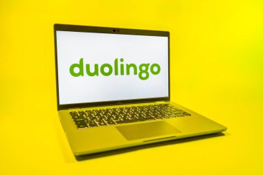 Prag, Çek Cumhuriyeti - 08 01 2025: Tek tip arkaplanda bir dizüstü bilgisayar Duolingo logosunu gösteriyor. Duolingo interaktif olarak dil öğrenmek için bir platformdur..